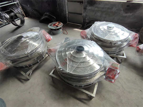 4臺1200不銹鋼直排篩發貨， 加裝超聲波系統，篩分精度高，產量大， 能耗低，全封閉，無粉塵，特制電機。