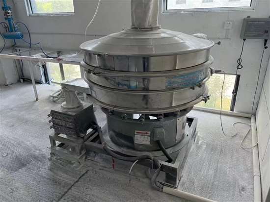 新能源電池材料 超聲波振動(dòng)篩客戶現(xiàn)場